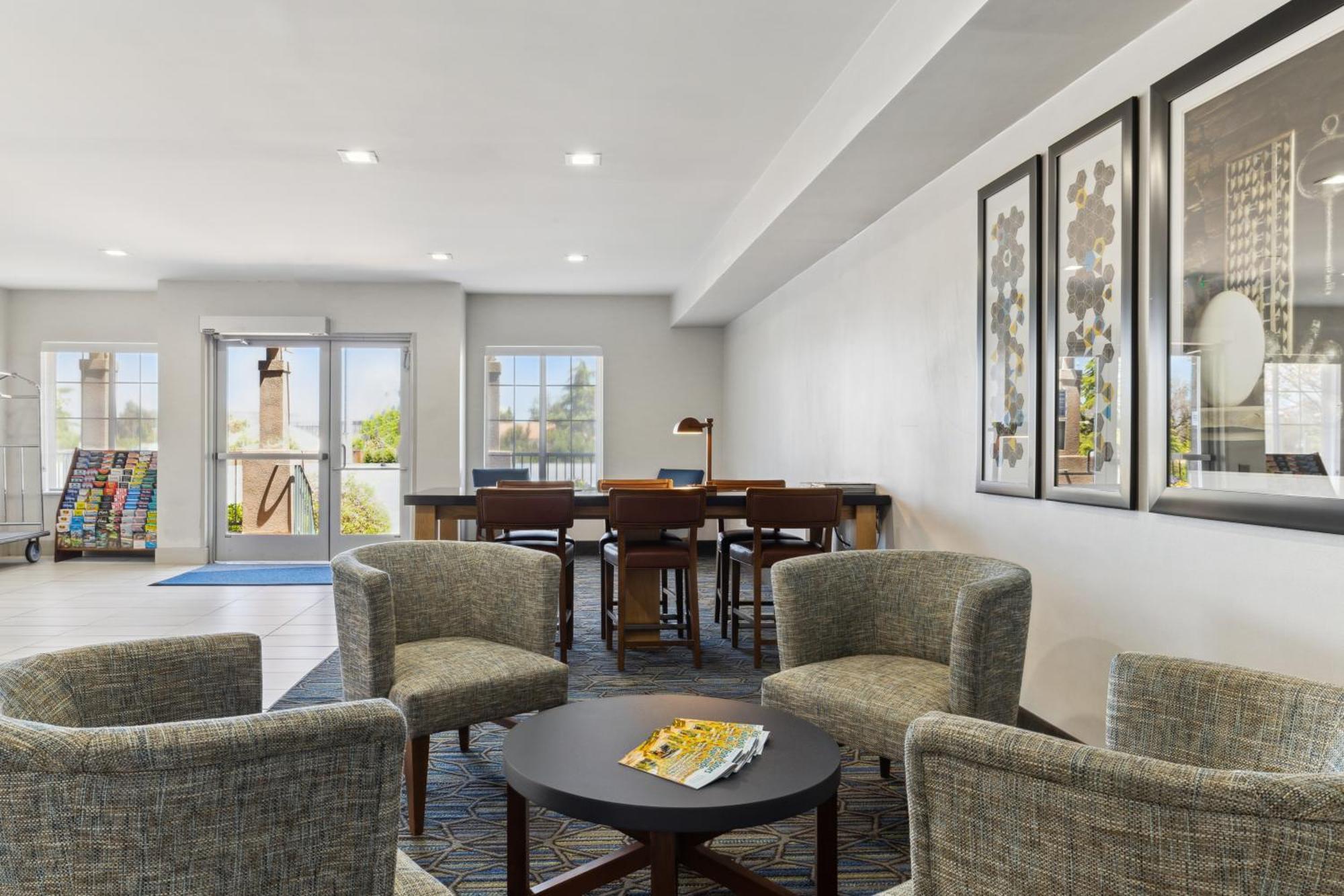 Holiday Inn Express & Suites Mountain View Silicon Valley By Ihg Exterior photo