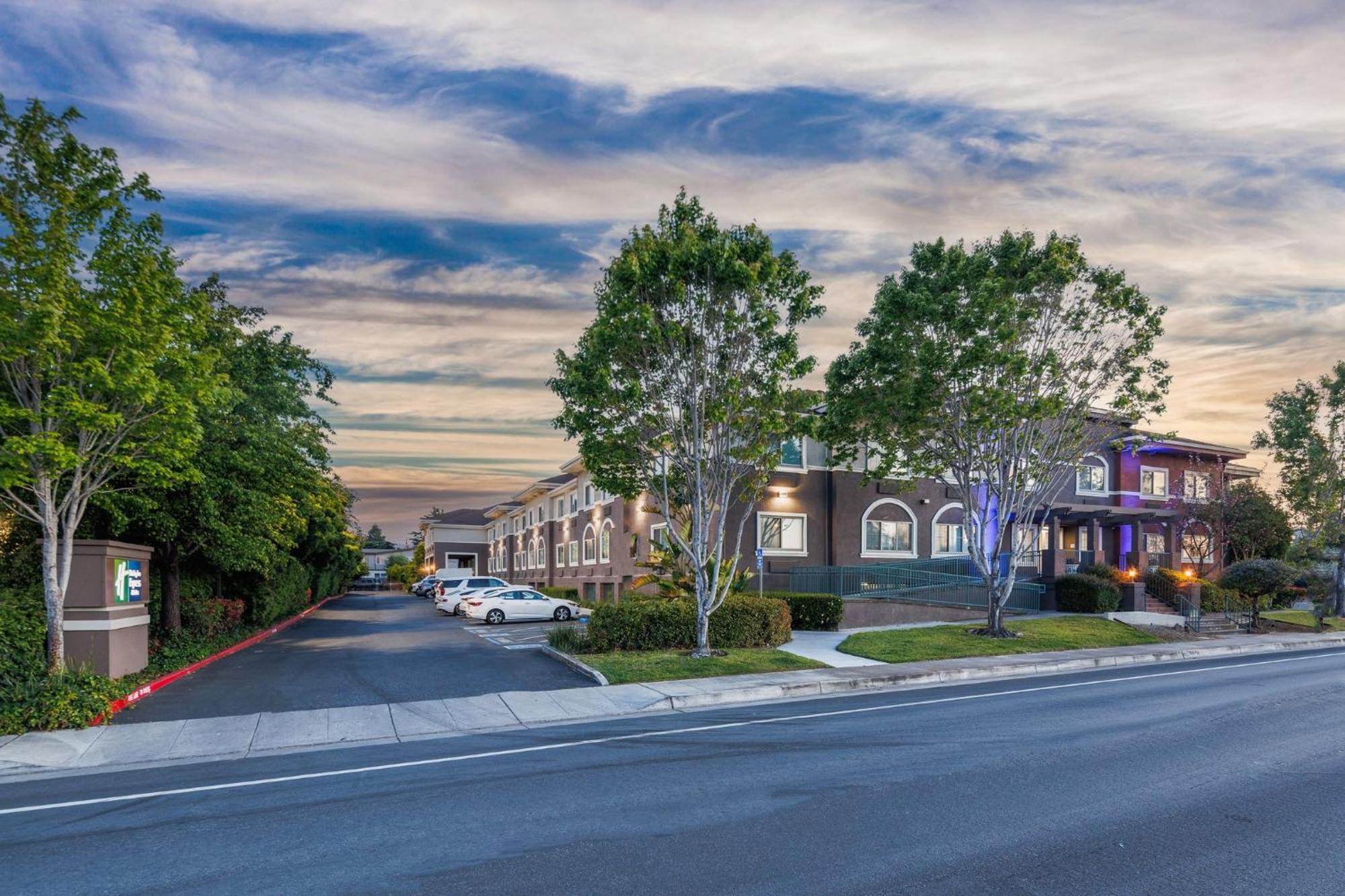 Holiday Inn Express & Suites Mountain View Silicon Valley By Ihg Exterior photo